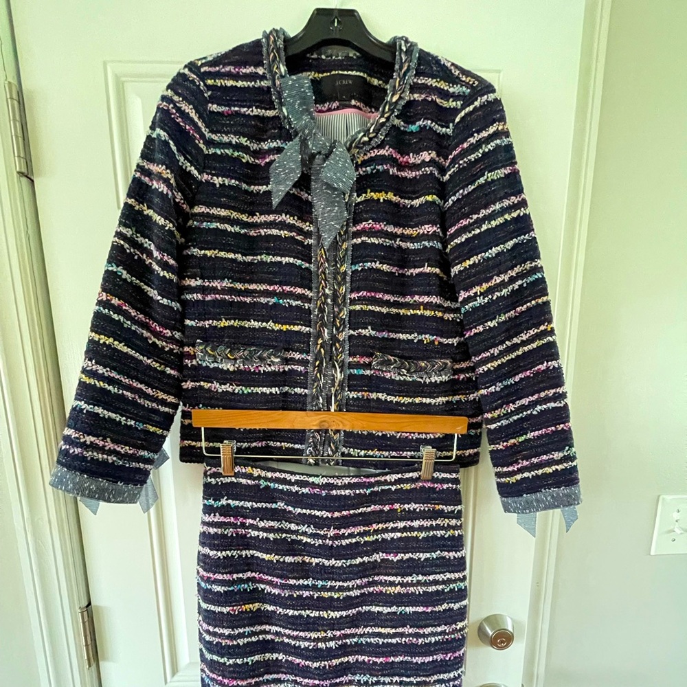 Beautiful bow sleeve detail. Lined. Great condition.
